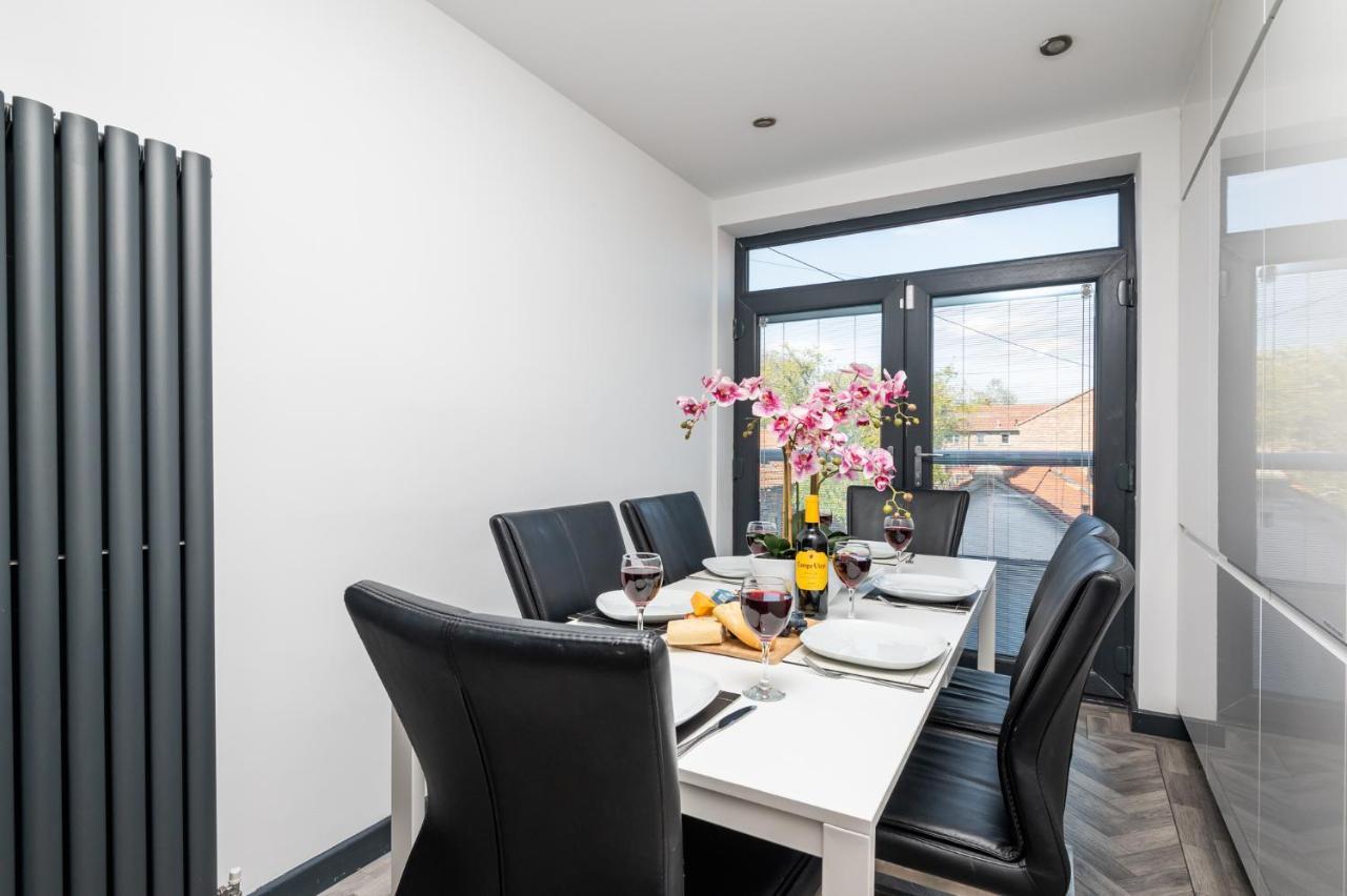 Modern Duplex Apt With 75 Inch Tv I Pass The Keys York Eksteriør bilde