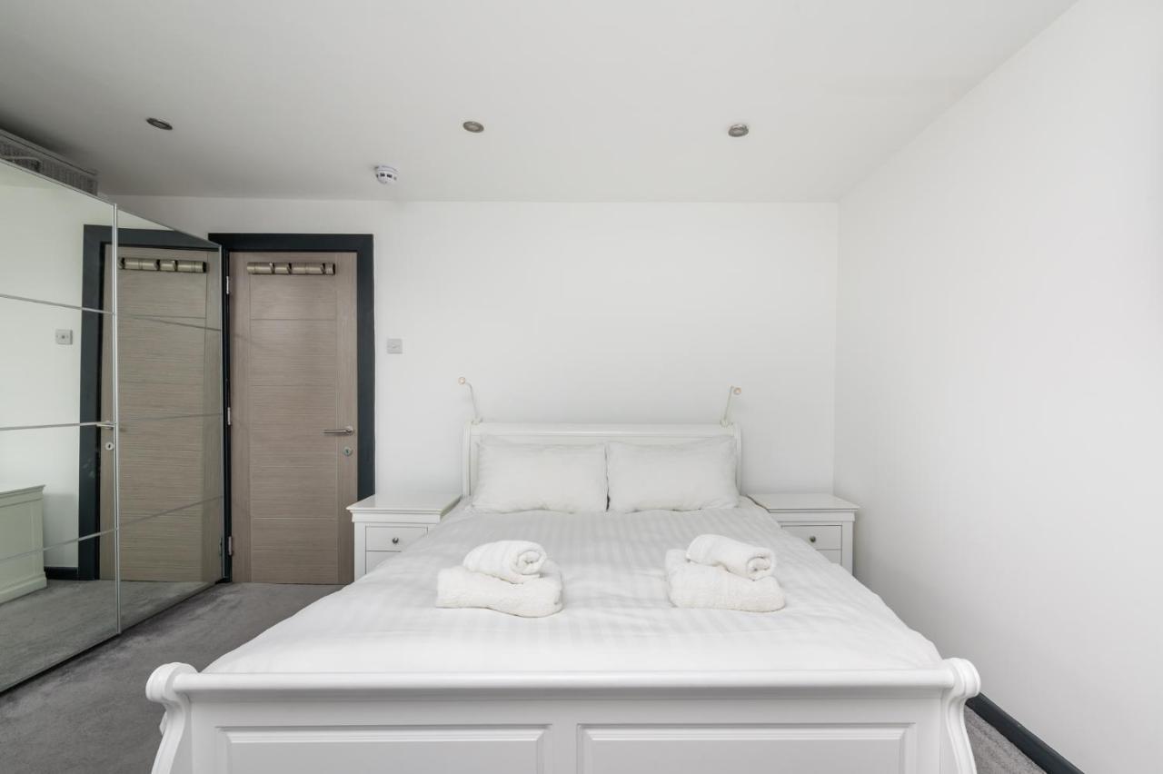 Modern Duplex Apt With 75 Inch Tv I Pass The Keys York Eksteriør bilde