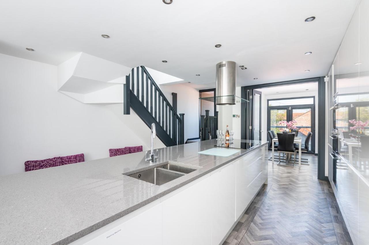 Modern Duplex Apt With 75 Inch Tv I Pass The Keys York Eksteriør bilde