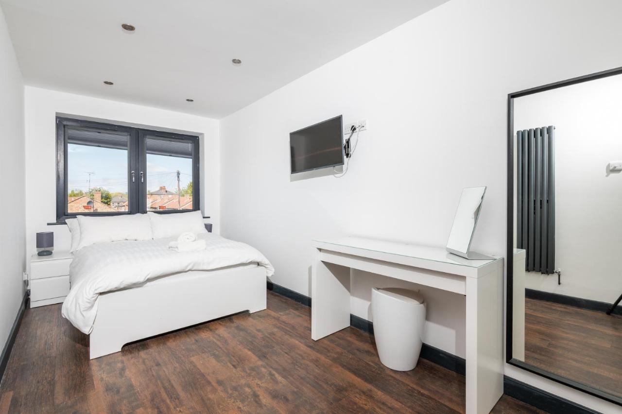 Modern Duplex Apt With 75 Inch Tv I Pass The Keys York Eksteriør bilde