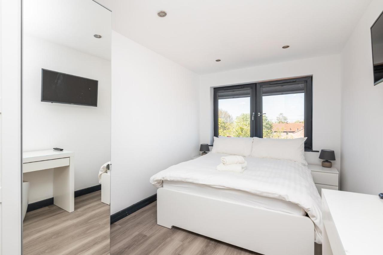 Modern Duplex Apt With 75 Inch Tv I Pass The Keys York Eksteriør bilde