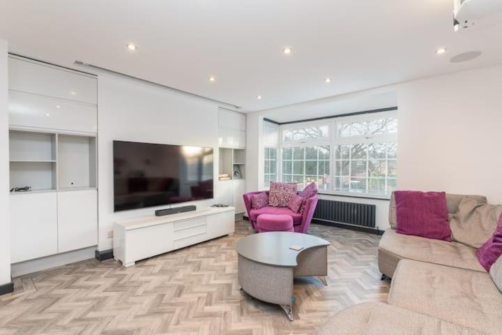 Modern Duplex Apt With 75 Inch Tv I Pass The Keys York Eksteriør bilde
